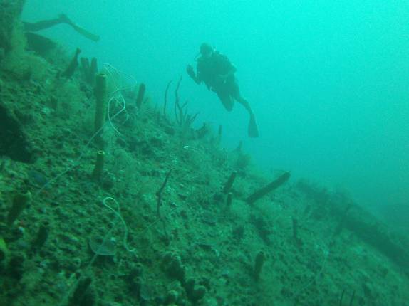 Mergulhando na parte externa do enorme naufrágio Bianca C, em Granada